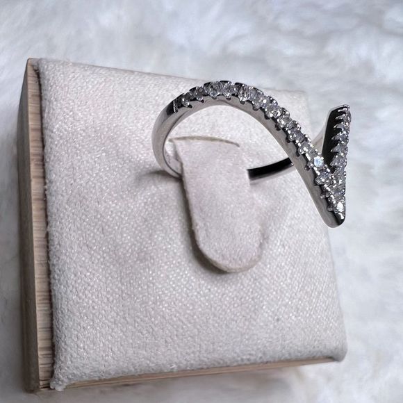 V paved diamond ring - Picture 5 of 8